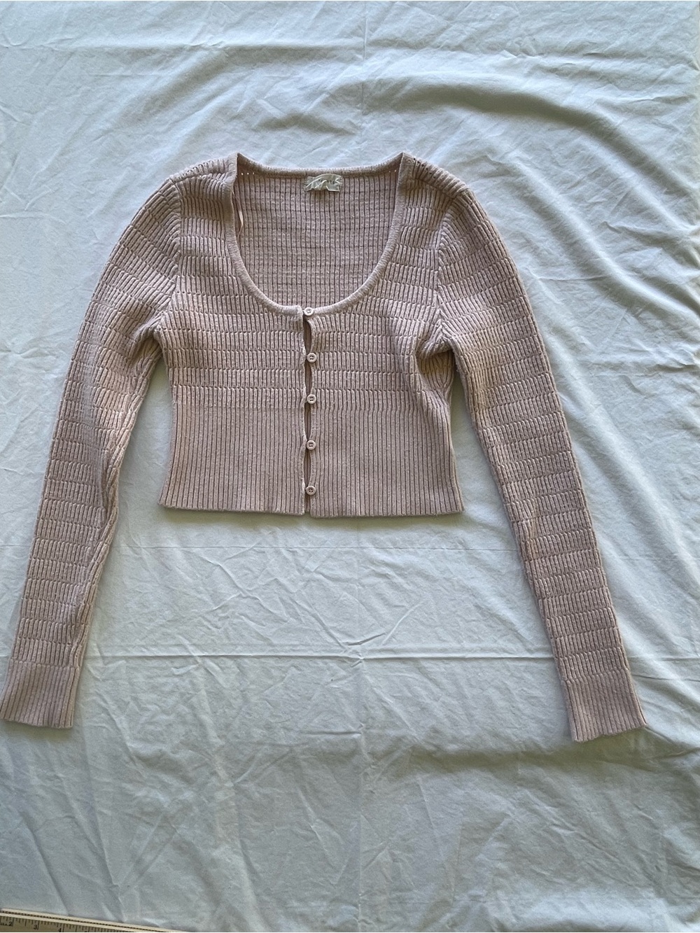 La Hearts Scoop-Neck Cropped Cardigan in Dusty Pink